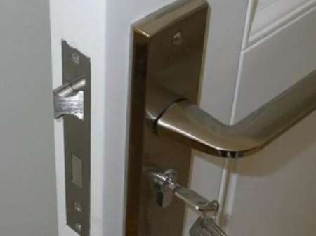 如何更换防盗门的锁芯